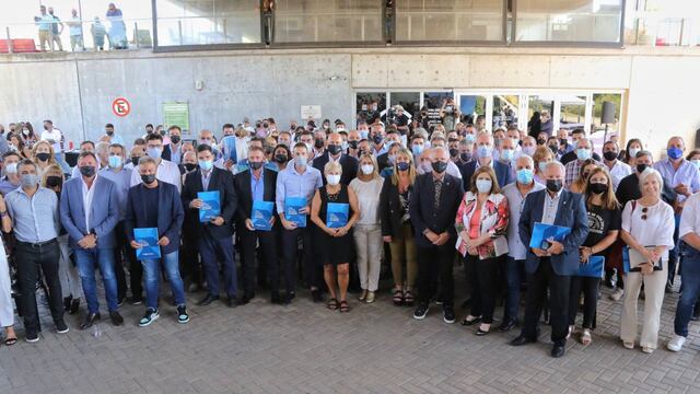 El gobernador Omar Perotti y la ministra de Educación Adriana Cantero junto a intendentes y presidentes comunales