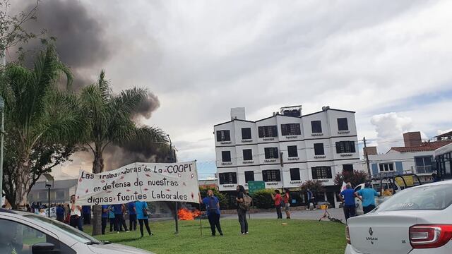Movilización y corte de ruta de trabajadores de la Coopi y SIPOS en Carlos Paz. (Foto: VíaCarlosPaz).