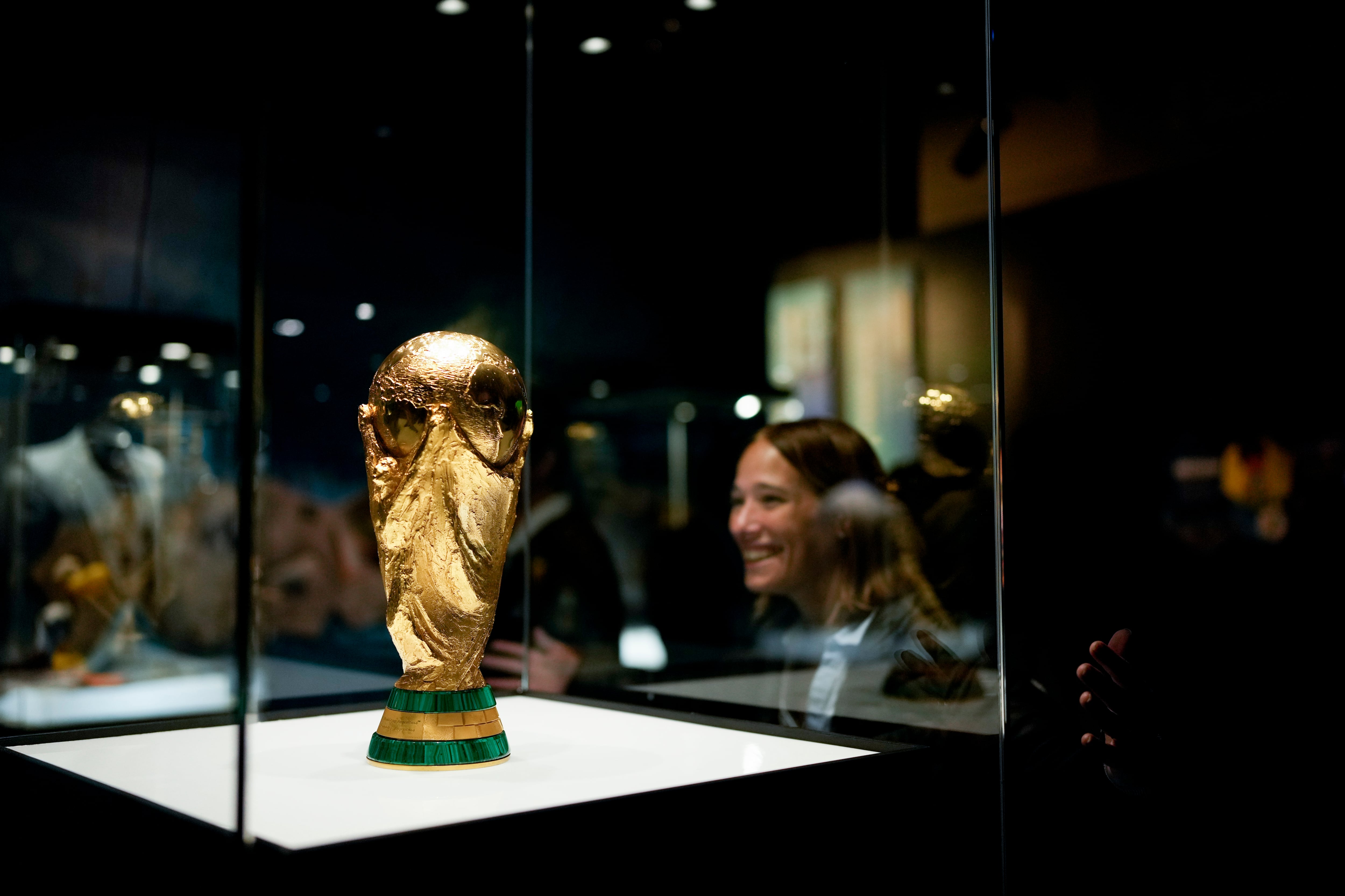 Una mujer observa una réplica de la Copa Mundial de 1978, ganada por Argentina, durante la exhibición "Campeones del Mundo" en Buenos Aires, el miércoles 5 de abril de 2023. (AP Foto/Natacha Pisarenko)