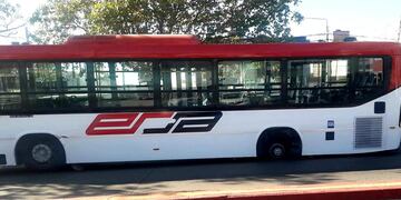 El colectivo "perdió" dos ruedas mientras circulaba por Juan B. Justo.
