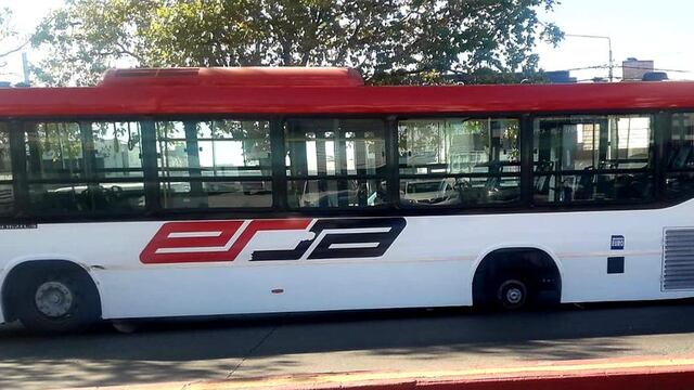 El colectivo "perdió" dos ruedas mientras circulaba por Juan B. Justo.