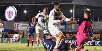 Durísimo. Así jugaron Atlanta e Independiente Rivadavia en Villa Crespo por la Primera Nacional.