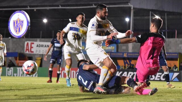 Durísimo. Así jugaron Atlanta e Independiente Rivadavia en Villa Crespo por la Primera Nacional.