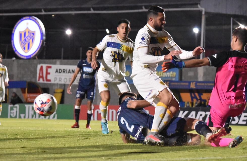 Independiente Rivadavia derrotó a Atlanta 2-0 con goles de Eladio Ramos y se consolida en el Reducido