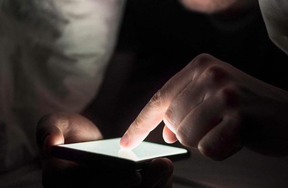 Un chico de 14 años fue abusado por tres adultos que conoció en Grindr: contrajo VIH y sífilis