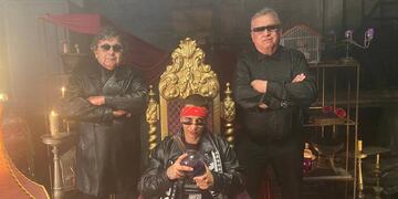 Rubén "Cacho" Deicas y Marcos Camino se vistieron de negro para posar con el joven artista urbano.