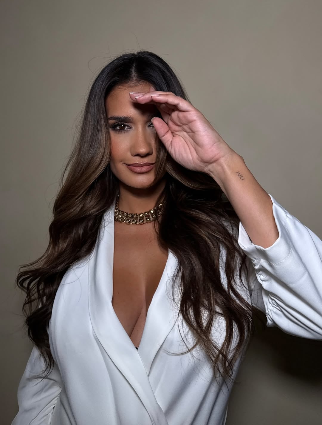 Look total white y mega escote: Momi Giardina participó de una producción de fotos y dio cátedra de estilo