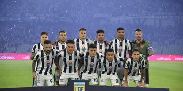 Talleres y River se enfrentan en el estadio Mario Alberto Kempes por la Copa de la Liga Profesional. El recibimiento del público de Talleres y los técnicos Caixinha y Gallardo. (Facundo Luque / La Voz)