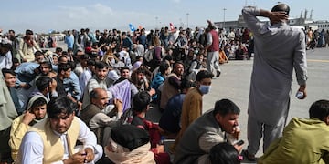 Una multitud en el aeropuerto de Kabul buscando escapar de Afganistán