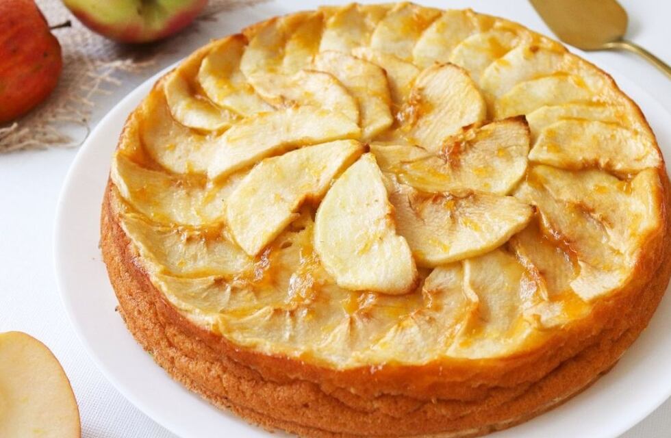 El paso a paso para una tarta de manzana con solo dos ingredientes