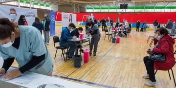 El operativo de vacunación se realiza ahora en el departamento de San Martín en el polideportivo Torito Rodríguez. El cambio se debió a la llegada de los primeros fríos. Gentileza MGSM