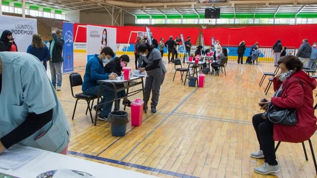 El operativo de vacunación se realiza ahora en el departamento de San Martín en el polideportivo Torito Rodríguez. El cambio se debió a la llegada de los primeros fríos. Gentileza MGSM