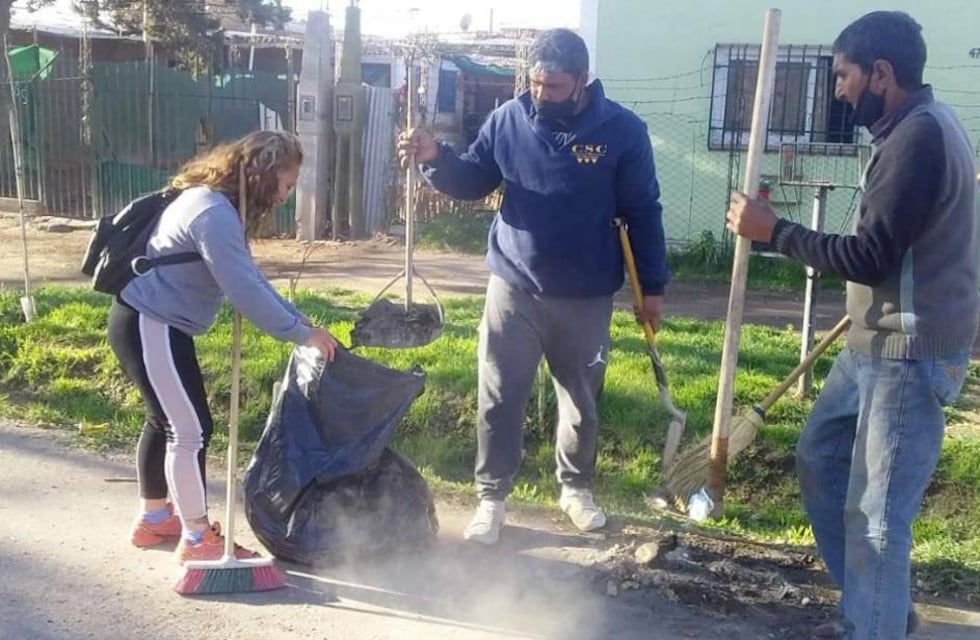 El trabajo social de Madres Cocinando pasó de la cocina a la limpieza en las calles y acequias
