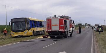 La unidad de la línea 33/9 sufrió la rotura de la carrocería y las ventanas del lado izquierdo. (@David_Cabj_1988)