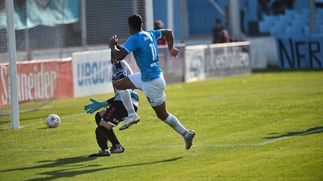 Balboa define de gran manera y pone el 2-0 para Belgrano sobre Chacarita, en el Gigante de Alberdi. (Foto: Pedro Castillo)