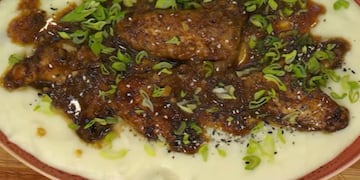 Cómo hacer alitas de pollo estilo oriental con puré extra cremoso: la receta económica de Cocineros Argentinos para fin de mes