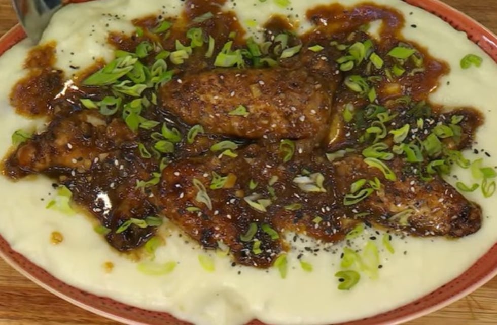 Cómo hacer alitas de pollo estilo oriental con puré extra cremoso: la receta económica de Cocineros Argentinos para fin de mes