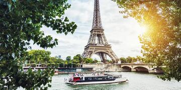 La Torre Eiffel y el río Sena se preparan para los Juegos Olímpicos.