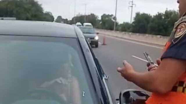 La conductora mantuvo un fuerte cruce con policías de la Caminera. (Captura de video)