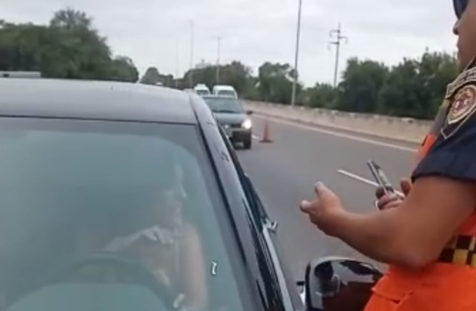 Qué pasó con la mujer imputada por agredir a la Policía Caminera de Córdoba