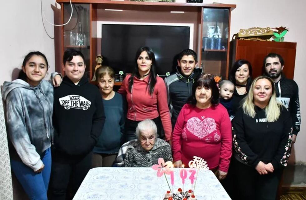 Alicia cumplió 102 años y lo festejó con su familia en San Luis