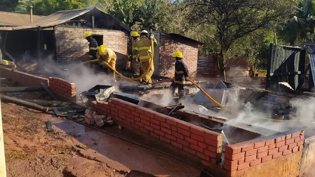 Necesitaron dos dotaciones de bomberos para controlar el fuego.