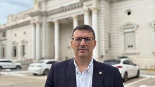 Lisandro Mársico frente a la Legislatura de Santa Fe