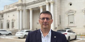 Lisandro Mársico frente a la Legislatura de Santa Fe