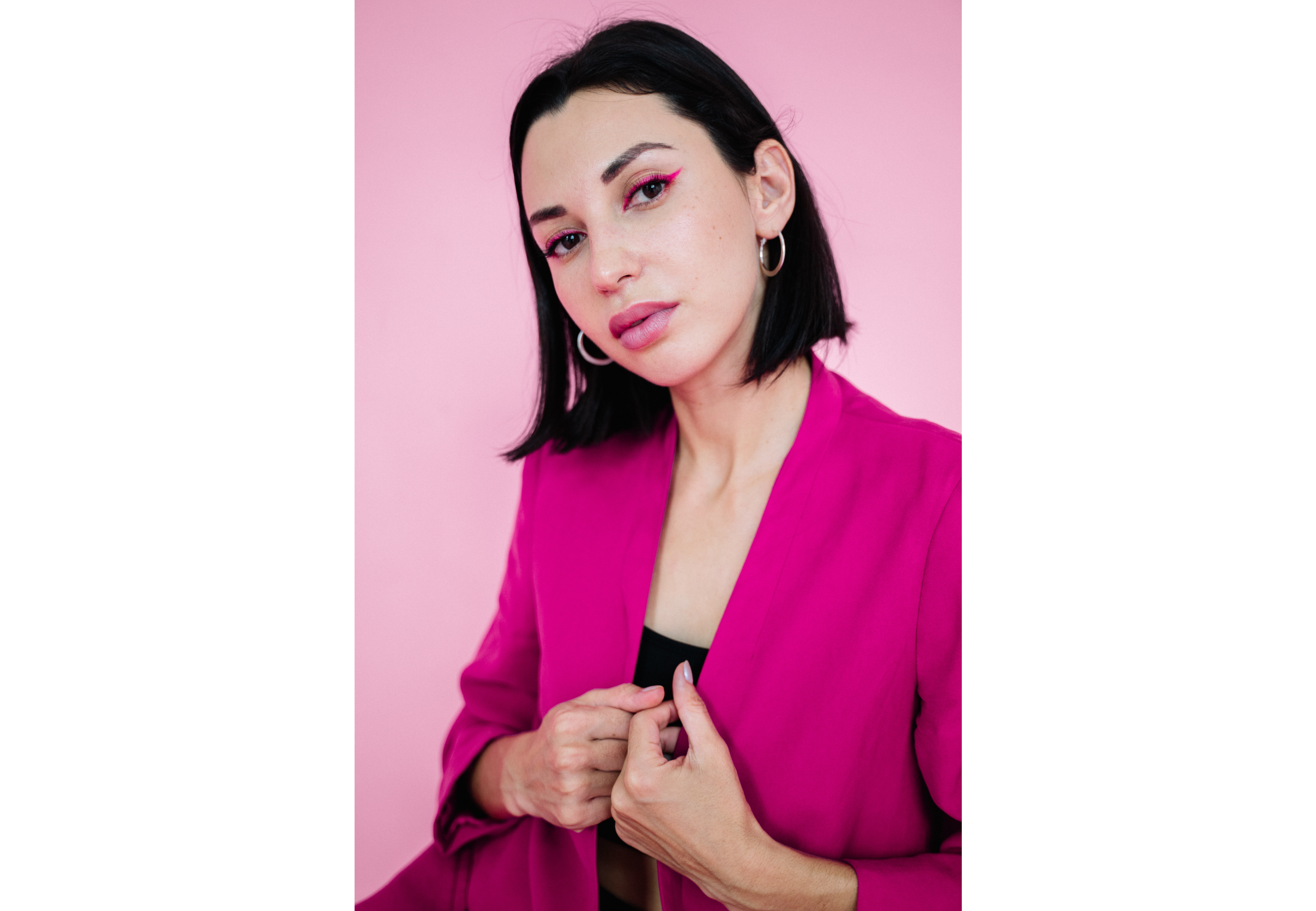 Ropa fucsia.