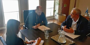 El Senador Provincial Alcides Calvo, junto a la Ing. Barbara Chivallero se reunieron con el Ministro de Desarrollo Productivo de la Provincia de Santa Fe Gustavo Puccini