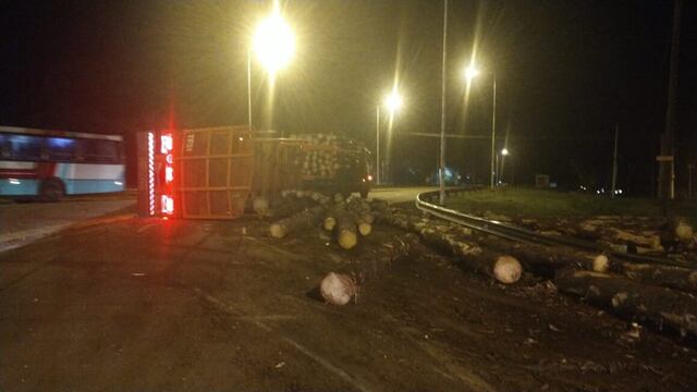 Un camión con rollos de pino volcó en Puerto Esperanza.