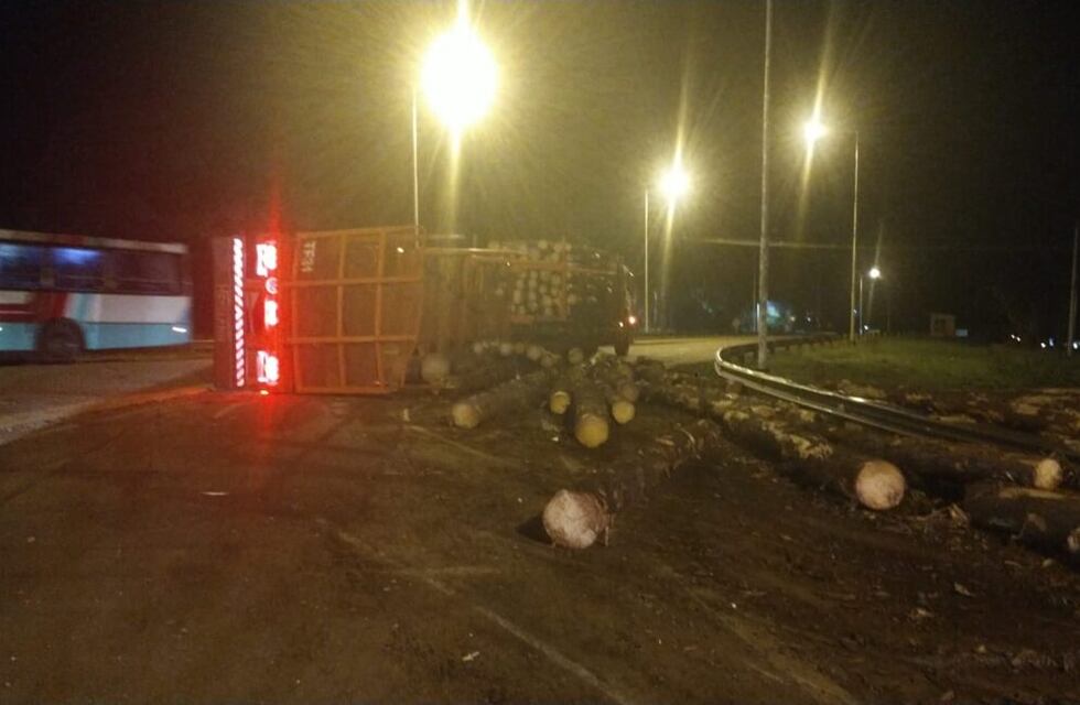 Un camión con rollos de pino volcó en Puerto Esperanza