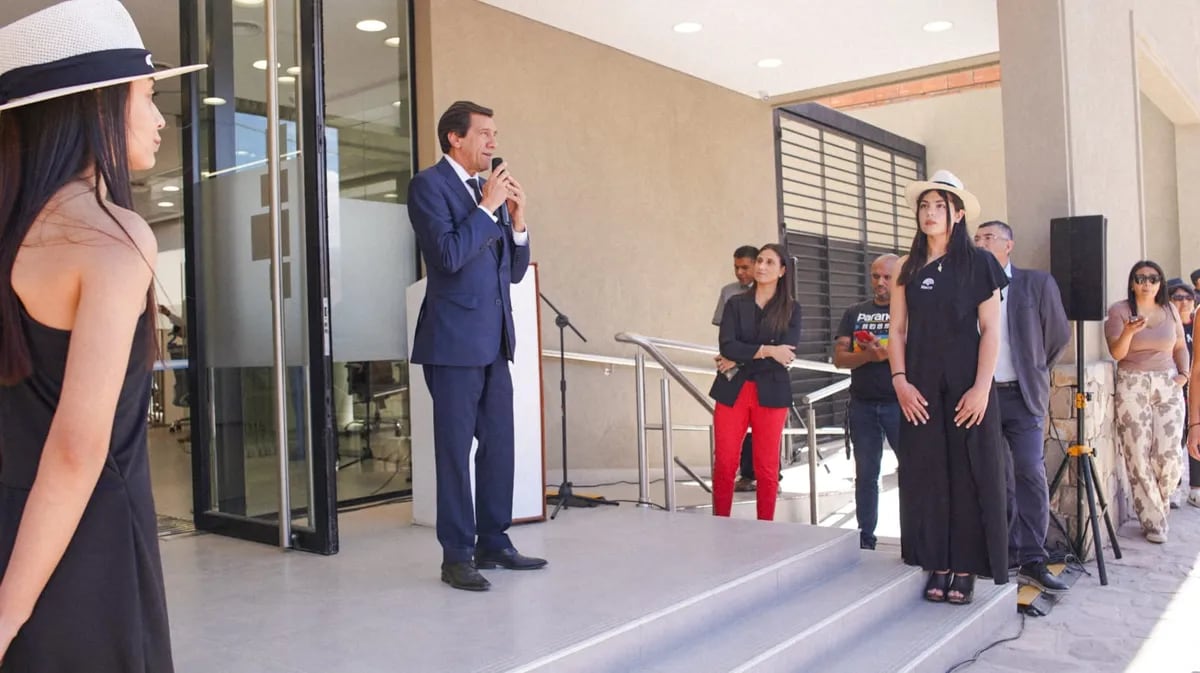 El gobernador de Jujuy, Carlos Sadir, felicitó a los directivos de Banco Macro por la apertura del nuevo local en Tilcara y destacó en particular el criterio de sustentabilidad aplicado al proyecto.