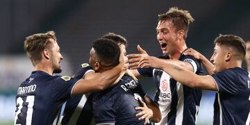 Todos lo abrazos para Rafael Pérez, quien provocó el gol en contra de Andújar.