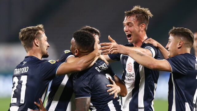 Todos lo abrazos para Rafael Pérez, quien provocó el gol en contra de Andújar.