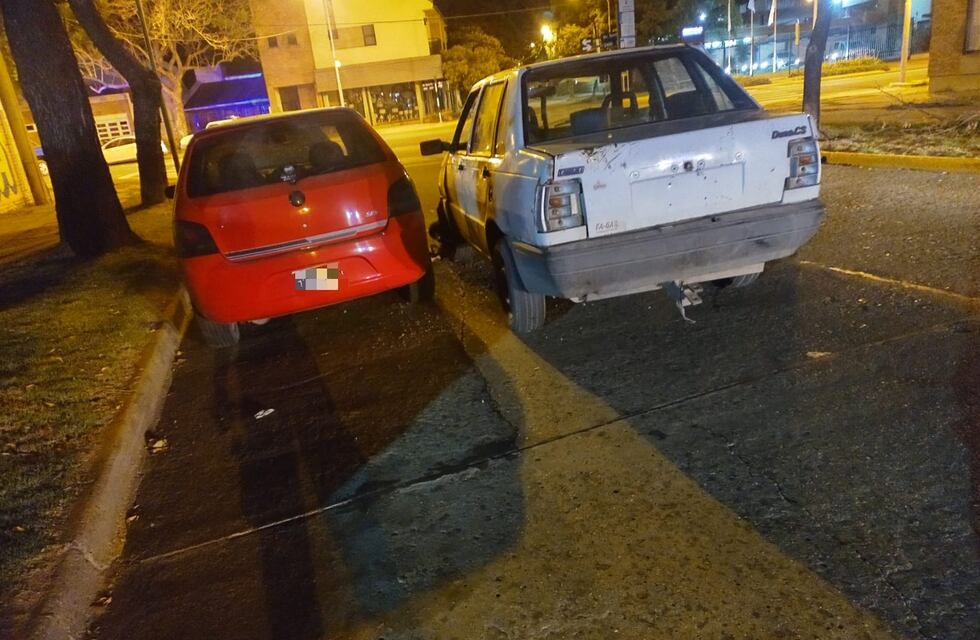 Joven borracho, chocó un auto estacionado y le sacaron el suyo