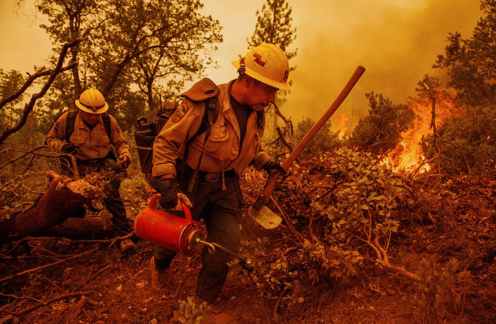 Estados Unidos: los bomberos intentan combatir un impresionante incendio forestal en California