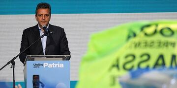 Sergio Massa enfrentará a Javier Milei en balotaje el próximo 19 de noviembre por la presidencia de Argentina. (AP)