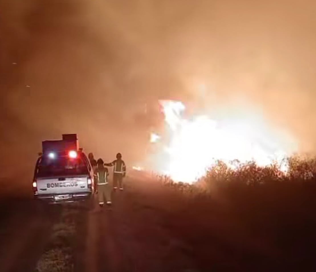 Bomberos de Arroyito se suman para combatir el incendio en Colina Marina