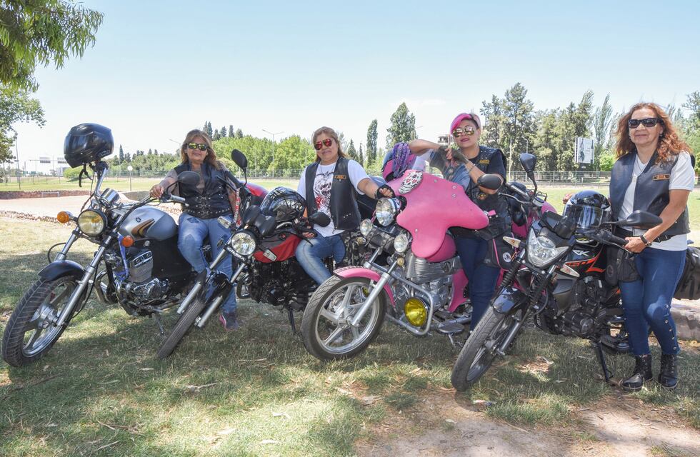 Son madres, abuelas y moteras: las mendocinas de Calaveras y Catrinas que son una sensación