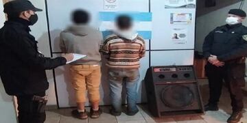 Están acusados de robar un equipo de sonido de la Escuela N° 736.