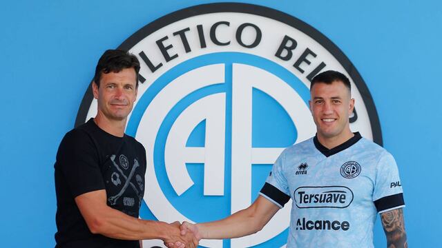 Gabirel Compagnucci y Mauro Óbolo, manager deportivo, en la firma del contrato del jugador (Prensa Belgrano).