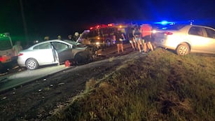 Dos autos chocaron de frente y un tercero impactó por alcance.