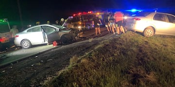 Dos autos chocaron de frente y un tercero impactó por alcance.