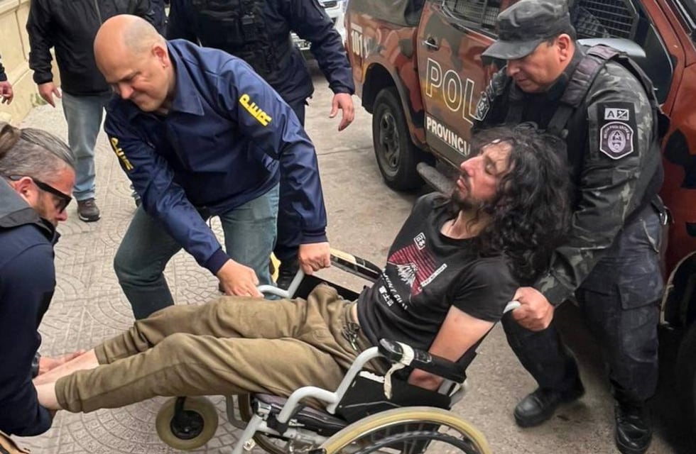 El impactante video del momento en el que detuvieron a Laurta, el acusado del doble femicidio y secuestro de su hijo