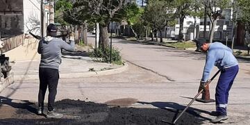 Bacheo: "Estos trabajos se realizan priorizando aquellas arterias y zonas donde el pavimento se encuentra más deteriorado, en base a los relevamientos que se hacen desde el Municipio y los distintos reclamos vecinales que llegan a través de la Oficina de Atención Ciudadana", indicaron.
