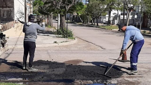 Bacheo: "Estos trabajos se realizan priorizando aquellas arterias y zonas donde el pavimento se encuentra más deteriorado, en base a los relevamientos que se hacen desde el Municipio y los distintos reclamos vecinales que llegan a través de la Oficina de Atención Ciudadana", indicaron.