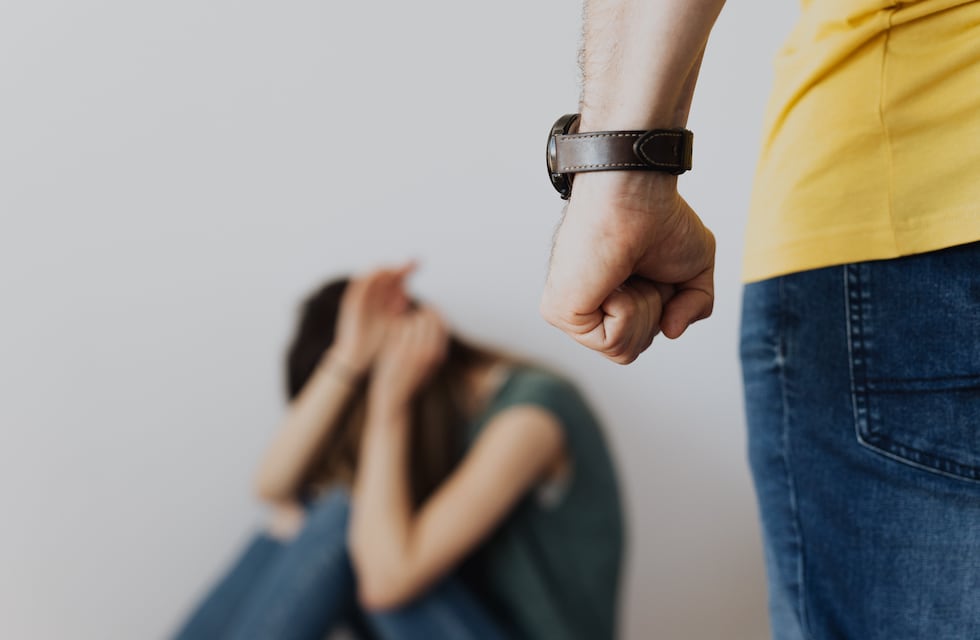 Violó la restricción de acercamiento que tenía con su ex pareja y la golpeó