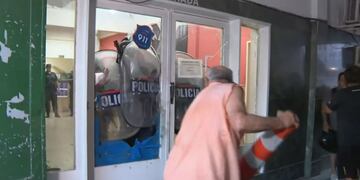 Vecinos atacaron una comisaría exigiendo justicia por la muerte de un remisero.