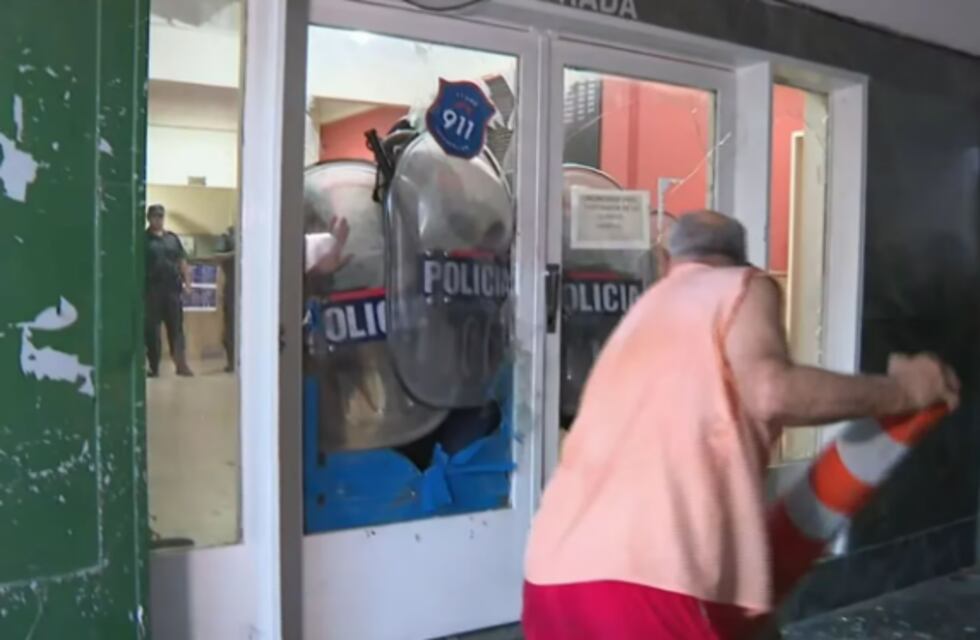 Por el asesinato de un remisero, vecinos de La Matanza marcharon contra una comisaría pidiendo justicia y la atacaron